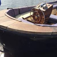 Bateau de plaisance intemporel en fibre de verre avec ponts en teck, transom, yacht de loisirs en fibre de verre, capacité de 20 à 30 personnes, banc confortable