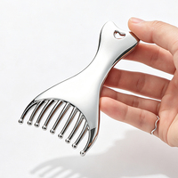 KINWONG Peigne Gua Sha Masseur de Cuir Chevelu 2-en-1 en Alliage de Zinc, Grattoir Visage et Corps en Forme de Queue de Poisson, Personnalisable OEM, Vente en Gros
