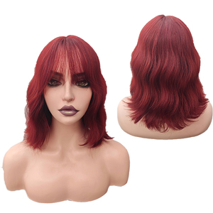 Peluca Sintética Roja Borgoña Ondulada Corta <span class=keywords><strong>con</strong></span> <span class=keywords><strong>Flequillo</strong></span>, Fibra Resistente al Calor, Venta al Por Mayor para Mujeres - Product Image 2