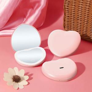 Miroir cosmétique de poche compact à double face en forme de cœur avec éclairage LED et grossissement 2X - Product Image 5