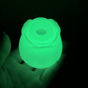 Vibratore a Forma di Rosa con Succhiatore per Capezzoli e Clitoride, Giocattolo Sessuale Notturno per Donne, Vibratore Rosa Luminoso che si Illumina al Buio, Giocattolo per Adulti - Product Image 4