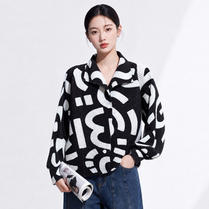 Veste plissée pour femme de haute qualité, imprimé noir et blanc, col montant, manches chauve-souris, cardigan d'été, 100% polyester - Product Image 1