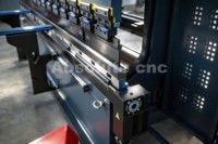 Presse plieuse CNC entièrement automatique hydraulique pour tôles, machine de pliage de métaux, solution de contrôle synchronisé 8 axes