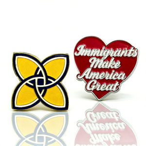 Spilla smaltata personalizzata di alta qualità a forma di cuore, con scritta 'Immigrants Make America Great', spilla da risvolto personalizzata, spilla in metallo personalizzata - Product Image 1