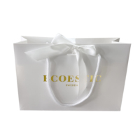 Sac en papier blanc et or OEM avec poignée en cordon et nœud en satin pour l'expédition e-commerce