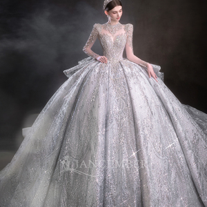Vestido de Novia Moderno LSHT100 con Cuello Alto, Manga Larga, Encaje Floral, Apliques de Cristal y Cola de Capilla - Product Image 3