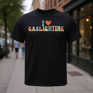 T-Shirt con Citazione 'I Love Gaslighting' - Prodotto Promozionale a Tema - Product Image 3