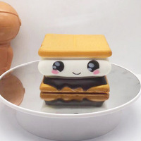 Jouets à presser Jincan en gros : Jouets moelleux en forme d'émoticônes, de cônes, de biscuits sandwich en PU, de gaufres, de pizzas et de gâteaux, à rebond lent