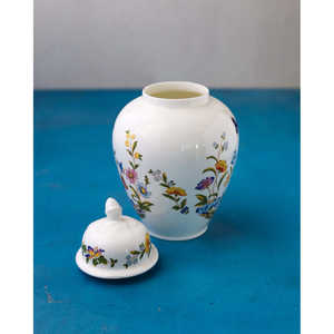 Grand vase en céramique et porcelaine Gabriella P. avec un design élégant de fleurs et de papillons - Product Image 4