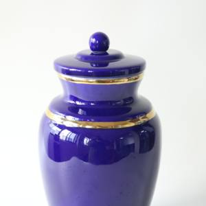 白と青の釉薬をかけた陶器の骨壺、ゴールドのトリムが付いたクラシックな記念火葬葬儀用骨壺、密閉蓋付き - Product Image 5