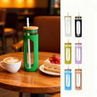 Bouteille en verre sans BPA avec couvercle en bambou, manchon en silicone coloré et paille pour une hydratation saine et la décoration de la maison