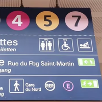 Ensemble de signalétique professionnelle pour aéroports avec points d'assistance pour la station d'accueil des objets perdus et de la sécurité