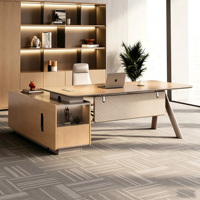 Ensemble de bureau de direction en forme de L en bois clair, design moderne, haut de gamme, avec chaise de bureau de qualité supérieure pour manager et superviseur.