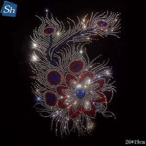 Transferência Termocolante de Strass com Pena de Pavão Brilhante e Motivo Floral Azul Royal e Vermelho Rubi para Decoração DIY de Vestidos de Noite, Atacado - Product Image 1