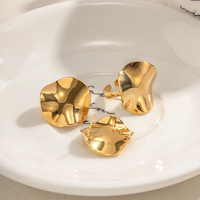 SUMMLY Ensemble de boucles d'oreilles et bagues en acier inoxydable plaqué or 18 carats Étanche Tendance Circulaire Texture plissée pour femmes pour mariages