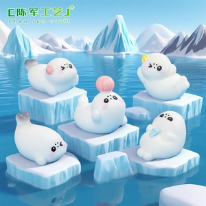Figura decorativa de foca pequeña y feliz en un micro-paisaje de nieve, accesorios decorativos DIY, mini adornos pequeños para escritorio. - Product Image 4