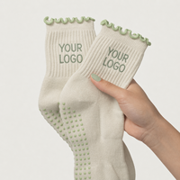 Chaussettes de yoga antidérapantes en coton à volants avec logo brodé personnalisé pour femmes