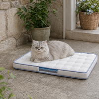 Matelas pour chat Courtyard avec couche visible et bord bleu arrondi pour une sieste ombragée