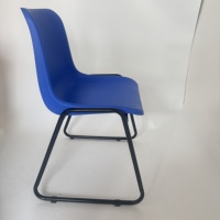 Chaise à base de patins en plastique empilable, durable et moderne pour bureau, salle de classe, école, gymnase, hôpital, formation, conférence, réunion, éducation