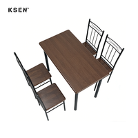Ensemble de table à manger en promotion avec 4 chaises, cadres métalliques et planches MDF+PVC pour cuisine et salon TC0248A