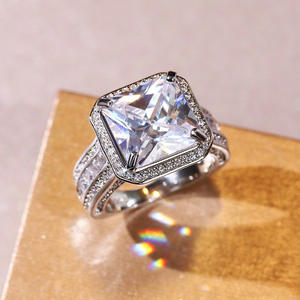 F1436 Anello di fidanzamento da donna in oro bianco con diamante sintetico taglio Princess, colore G, con diamanti laterali - Product Image 1