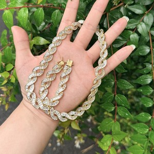 Collar de espiral de latón con engaste de canal de 10 mm y circonitas cúbicas 5A en forma de baguette, joyería hip hop única para mujeres y hombres - Product Image 3