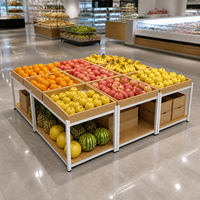 Presentatietafel met twee lagen houten bakken en wit metalen frame voor de presentatie van fruit en groenten in de supermarkt