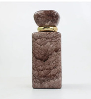 Flacon de parfum rectangulaire en verre coloré haut de gamme de 50 ml avec impression par transfert d'eau, bouchon à vis et diffuseur à roseaux
