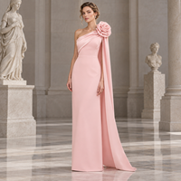Robe de soirée asymétrique rose poudré pour femme avec cape drapée à fleurs 3D, idéale pour les galas et mariages