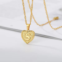 Collier pendentif coeur à la mode bijoux plaqué or 26 lettres anglaises pendentif en acier inoxydable clavicule chaîne collier femmes