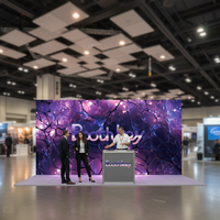 Support de bannière rétractable en aluminium Pop-Up avec éclairage LED sur le bord, option de suspension pour salons professionnels et publicité