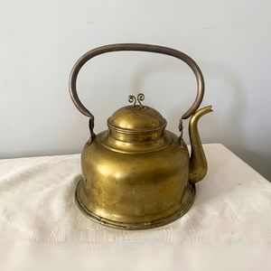 Tetera de latón vintage con tapa y asa metálica - Product Image 1