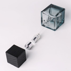 Conteneur <span class=keywords><strong>de</strong></span> <span class=keywords><strong>parfum</strong></span> <span class=keywords><strong>de</strong></span> 50ml avec design <span class=keywords><strong>de</strong></span> logo personnalisé flacon <span class=keywords><strong>de</strong></span> <span class=keywords><strong>parfum</strong></span> en verre vaporisateur avec couvercle noir - Product Image 6