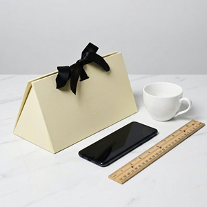 Uqinue Sac cadeau personnalisé en carton horizontal de premier ordre Petite boîte en papier pliable beige en <span class=keywords><strong>triangle</strong></span> avec abonnement personnalisé avec ruban - Product Image 2