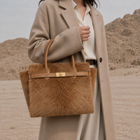 Sac trapèze en peluche à texture douce, sac fourre-tout tendance pour femme avec bandoulière, idéal pour les tenues d'automne - Fournisseur de sacs