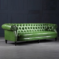 Canapé Chesterfield en cuir ciré vieilli de style vintage, idéal pour le salon d'une villa de style américain ou une salle de fumée.