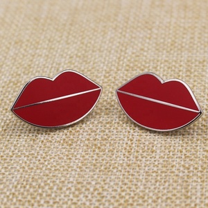 Pin <span class=keywords><strong>de</strong></span> solapa <span class=keywords><strong>de</strong></span> labios rojos <span class=keywords><strong>de</strong></span> esmalte duro plateado <span class=keywords><strong>de</strong></span> alta calidad personalizado con tarjeta trasera - Product Image 5