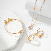 Joyería Infantil Hipoalergénica de Latón Esmaltado Floral con Circonita Cúbica en Oro Champán