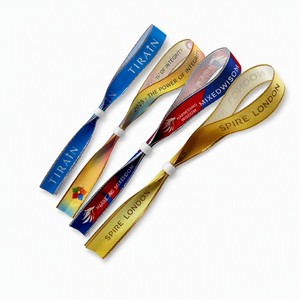 Bracelet en ruban personnalisé inspirant avec fente pour carte PVC et fermeture à glissière pour concert et festival - Product Image 3