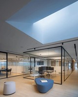 Panneau personnalisable de conception moderne insonorisée de cloison de séparation de bureau de verre incurvé d'OEM ODM