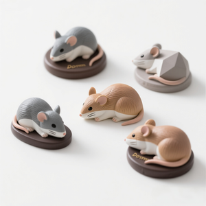 Figurine en résine Dormouse 3 "-Pose de sommeil peinte à la main, base de gland et de feuille, décor de bureau fantaisiste - Product Image 1