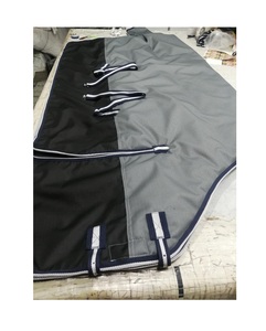 Manta impermeable premium para caballos para protección invernal y comodidad al montar al aire libre - Product Image 1