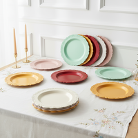 Assiettes jetables en plastique à bord festonné pour réception de mariage élégante, service de restauration et traiteur