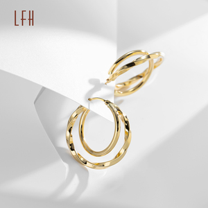 Vente en gros de boucles d'oreilles en or pur 18 carats, géométriques, creuses, en or véritable 18 carats, boucles d'oreilles créoles torsadées en forme de C, boucles d'oreilles torsadées en or pur - Product Image 5