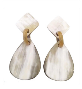 Pendientes de Cuerno Natural en Oferta, Joyería Ligera Hecha a Mano para Mujer, Estilo Boho y Tribal Único - Product Image 2