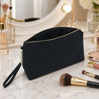 Sac cosmétique en toile noire avec logo embossé, fermeture éclair dorée et dragonne, pochette de voyage portable pour articles de toilette – Fournisseur d'usine