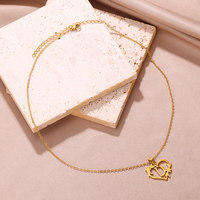 Collier tendance en forme de cœur ajouré avec lettre anglaise, collier créatif en acier inoxydable en forme de cœur et de fleur pour femme