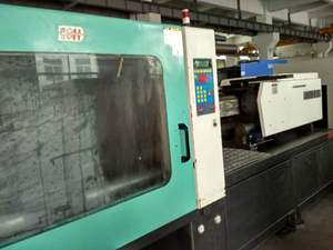 Machine horizontale de moulage par injection de plastique de seconde main <span class=keywords><strong>318</strong></span> tonnes Chen Hsong JM318 C ES en stock - Product Image 4