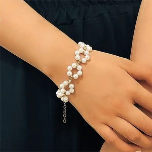 Set perhiasan mutiara mewah: kalung, gelang & anting-anting Trio untuk wanita-elegan minimalis - Product Image 4