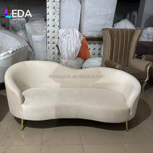 Sofá de Boda de Terciopelo Blanco LEDA, Directo de Fábrica, Decoración de Fondo para Escenario de Boda, Sofá para Novios, Eventos de Boda - Product Image 1
